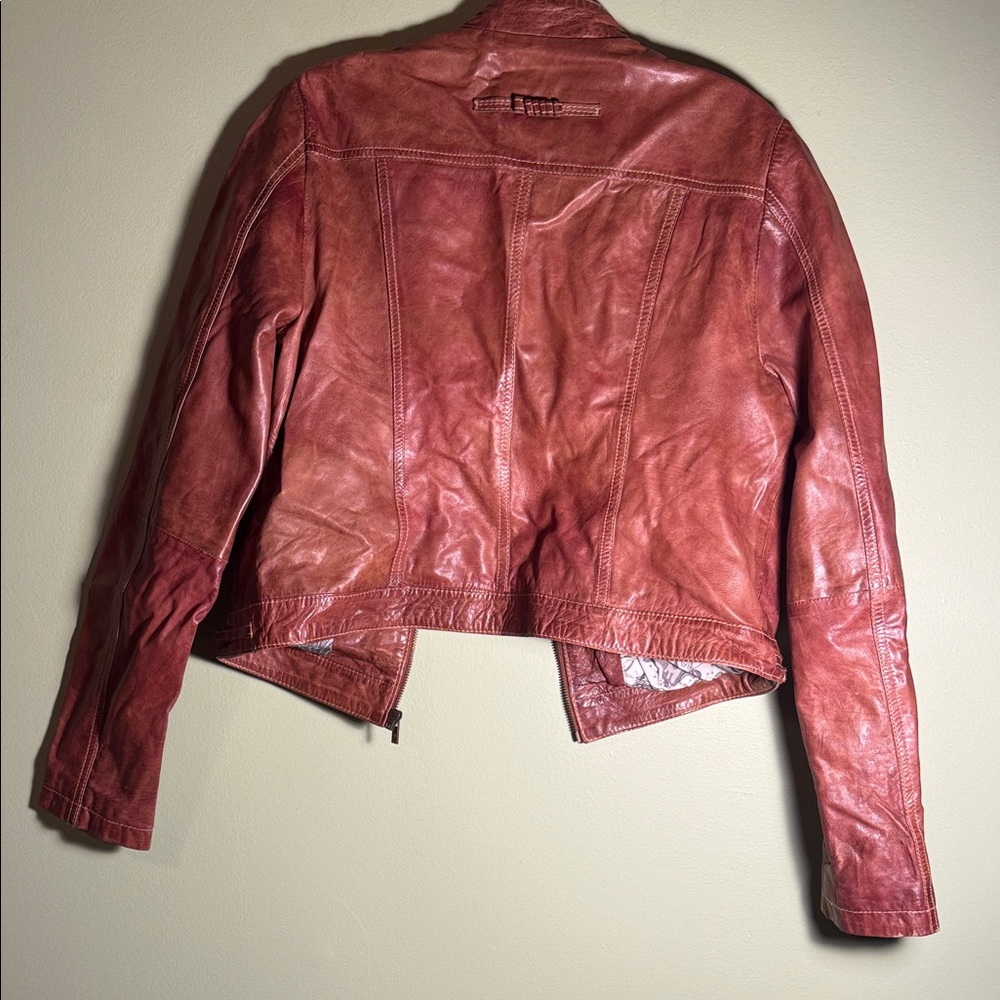 Sleek Leather Jacket for Women - Picture 4 of 6